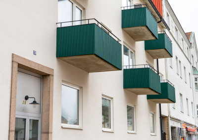 Fasad med balkonger