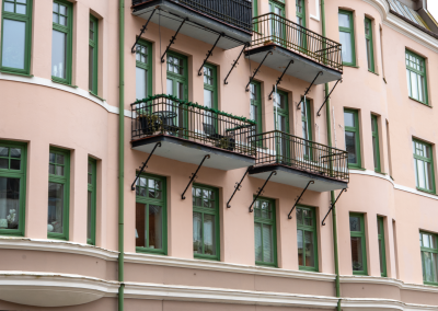 Fasad med balkonger
